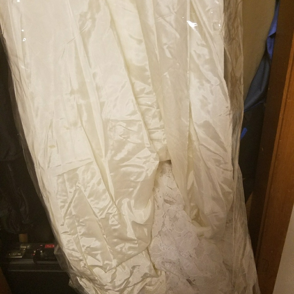 Romantic Bridal Gown size 11/12 - Picture 2 of 2